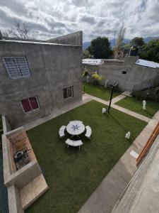 an aerial view of a yard with a table and chairs at Colibrí in Merlo