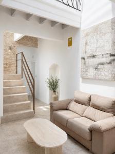 a living room with a couch and a table at Arena House Conil in Conil de la Frontera