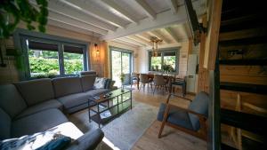 a living room with a couch and a table at Vakantiewoning Vrijburg in Schagerbrug