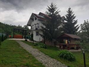 a large white house with a gazebo in front of it at Aframe Iza in Bradu