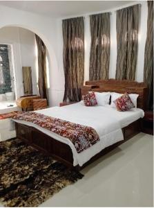 a bedroom with a large bed with pillows on it at Rooebarpur in Khāniyār