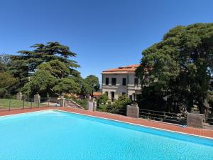 a large swimming pool in front of a building at Appartamenti Napoleone al Poggio - ArgonautiVacanze in Poggio