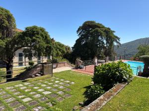 a garden with a house and a swimming pool at Appartamenti Napoleone al Poggio - ArgonautiVacanze in Poggio