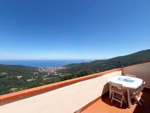 a balcony with a table and a view of the ocean at Appartamenti Napoleone al Poggio - ArgonautiVacanze in Poggio