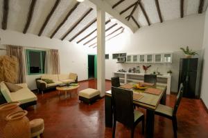 a kitchen and living room with a table and chairs at Alma Terra Campestre in Ginebra