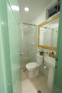 a bathroom with a toilet and a shower and a sink at Alma Terra Campestre in Ginebra +75 photos