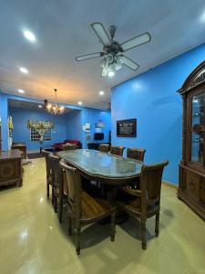 a dining room with a ceiling fan and a table and chairs at Homestay D Makmur UNIT 1 in Mersing