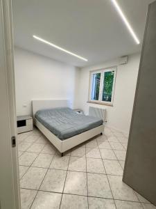 a bedroom with a bed and a window at Mas de le Contesse in Ton