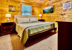 a bedroom with a bed in a log cabin at Mountain Bliss in Townsend