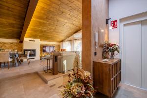 a living room with a kitchen and a dining room at Cannn Patllari de Corts I II in Cornellá de Terri