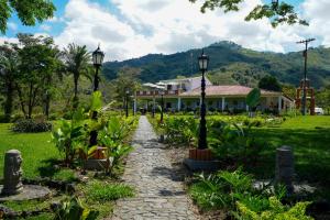 a house with two street lights in a garden at Alma Terra Campestre in Ginebra