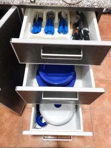 a kitchen cabinet with a blue bowl in it at Arístides Azul in Mendoza +12 photos