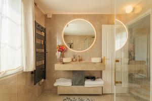 a bathroom with a sink and a mirror at Villa layra Havre de paix Haute de Gamme in Goussainville +18 photos
