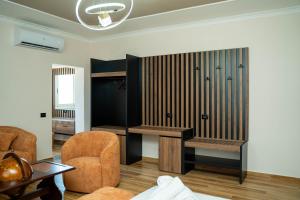 ein Zimmer mit einem Schreibtisch, zwei Stühlen und einem Tisch in der Unterkunft Hotel Vila Stefa in Vlorë