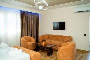 ein Wohnzimmer mit einer Couch und zwei Sesseln in der Unterkunft Hotel Vila Stefa in Vlorë