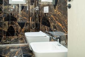 ein Badezimmer mit Toilette und Waschbecken in der Unterkunft Hotel Vila Stefa in Vlorë