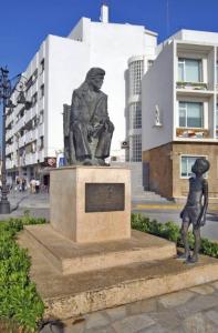 a statue of a man and a child on a street at Apartamentos Lebrero in San Fernando +3 photos