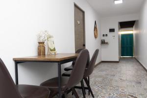 a dining room with a wooden table and chairs at Habitación con baño privado en Circasia Quindío in Circasia +2 photos