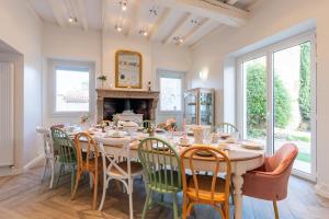 a dining room with a table and chairs and a fireplace at L'Apothicaire 2 Chambres - Piscine in Montaigu-Vendée