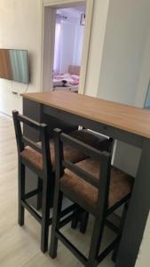 a desk with a mirror and two chairs under it at Rine Apartments in Ulcinj