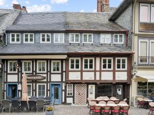 a building with tables and chairs in front of it at Auszeit in Goslar