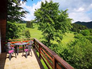a patio with a table and chairs on a balcony at Chata Panorama in Čremošné
