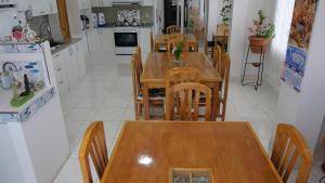 a kitchen and dining room with a table and chairs at Casa jardín Roqui in Puno