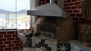 a stone oven in a kitchen with a window at Casa jardín Roqui in Puno