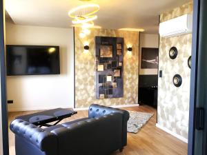 a living room with a couch and a tv at Pas Sages in Le Tréport