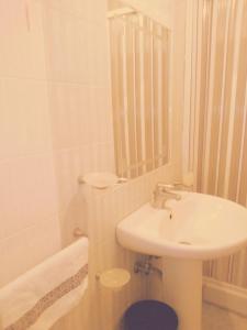ein weißes Badezimmer mit Waschbecken und Badewanne in der Unterkunft Casa Sofia in Palinuro