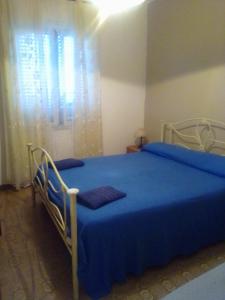 ein Schlafzimmer mit einem blauen Bett und einer blauen Decke in der Unterkunft Casa Sofia in Palinuro