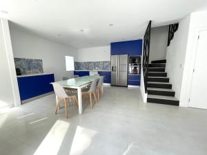 a kitchen and dining room with a table and chairs at Casa das Abelhas in Arcos de Valdevez
