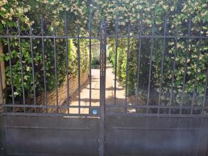 a gate with a sign that reads entrance to a garden at Casa Doudou in Bédoin
