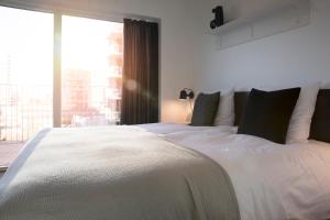En eller flere senge i et værelse på CPH Studio Hotel