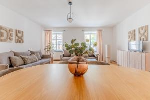 a living room with a table with a vase on it at Hakuna Marktquartier 9 - Terrassenwohnung Spitz in Spitz