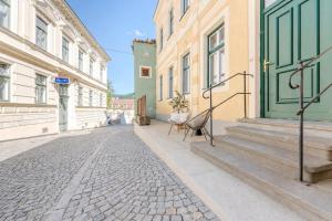 an empty street in a city with buildings at Hakuna Marktquartier 9 - Terrassenwohnung Spitz in Spitz