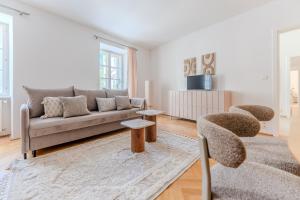 a living room with a couch and two chairs at Hakuna Marktquartier 9 - Terrassenwohnung Spitz in Spitz