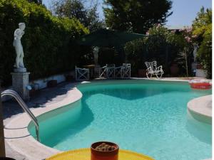 a large swimming pool with a table and chairs at Villa LUCCA in Altopascio