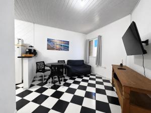 a room with a black and white checkered floor at Flat Jubarte Praia do Francês in Marechal Deodoro