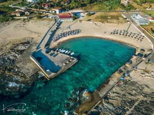an aerial view of a beach with a pool of water at Διαμέρισμα τριών ατόμων in Filiatra