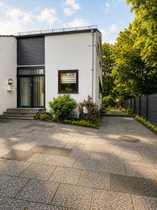 a white house with a brick driveway at Quiet & Friendly Bremen in Bremen