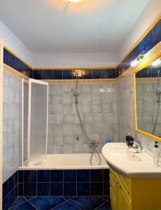 a bathroom with a shower and a tub and a sink at Casa con Cortile, Barbecue e Parcheggio Privato in Sestri Levante