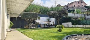 a backyard with a yard with grass and trees at A Casa di Dody in Guidonia