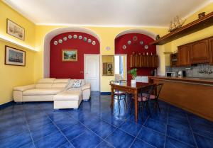 a living room with a couch and a table at Casa con Cortile, Barbecue e Parcheggio Privato in Sestri Levante
