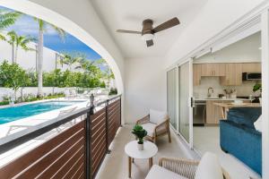 an open living room with a swimming pool and a kitchen at Villa Solana - Boca Pool Hideaway in Boca Raton