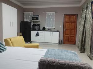 Kuchyň nebo kuchyňský kout v ubytování Ador Lodges - Kruger Road