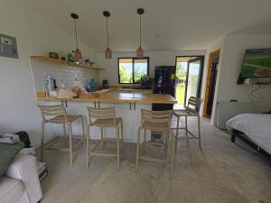 a kitchen with a table and chairs in a room at Suerte Bella in San Carlos