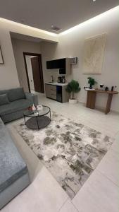 a living room with a couch and a table at شقة انيقة بغرفة وصالة in Buraydah