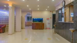 eine Lobby mit einem großen Aquarium in einem Gebäude in der Unterkunft Hotel Flash in Artvin