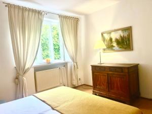 a bedroom with a bed and a window at Dom Verte z ogrodem na Jurze in Turów Celiny
